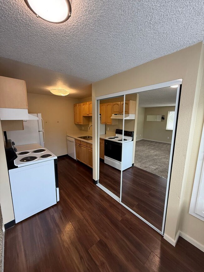 Building Photo - JHOP01