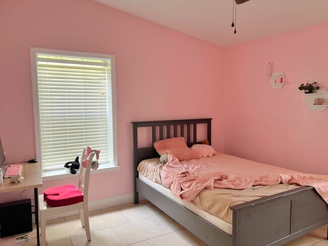 Building Photo - 2204 NW 29th Ave