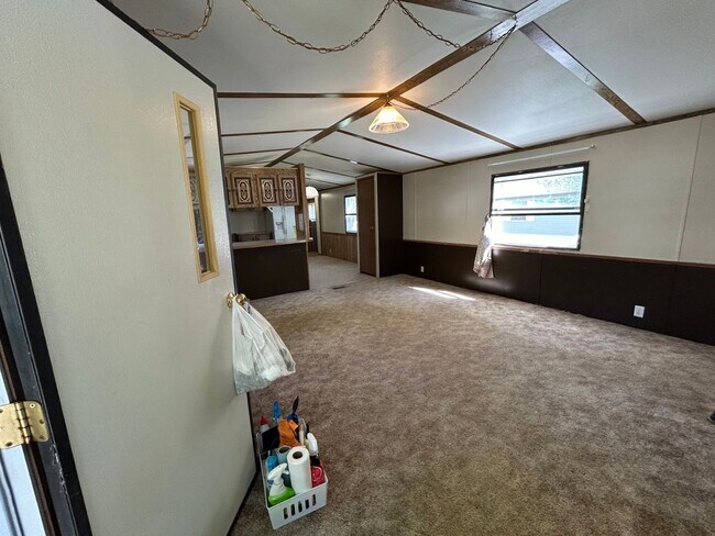 Building Photo - 3 Bed 2 Bath Mobile Home W/ Many Amenities...