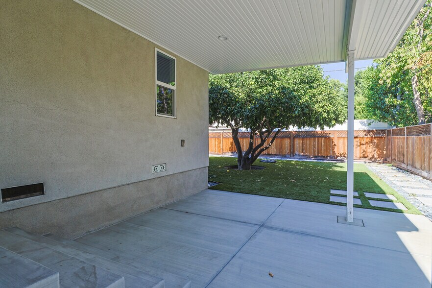 Building Photo - 844 N Lima St
