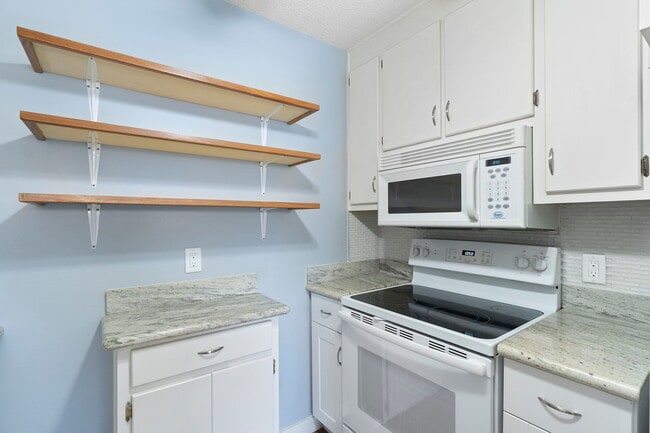 Building Photo - 1100 Shoreline Dr