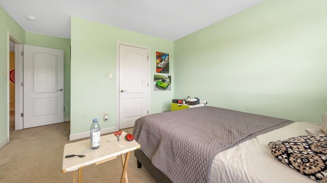 Building Photo - 303 Gateview Dr