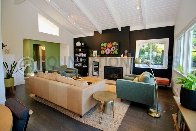 Building Photo - Fully Furnished 5BD/2.5BA Hillside View Home-FOUNDATION