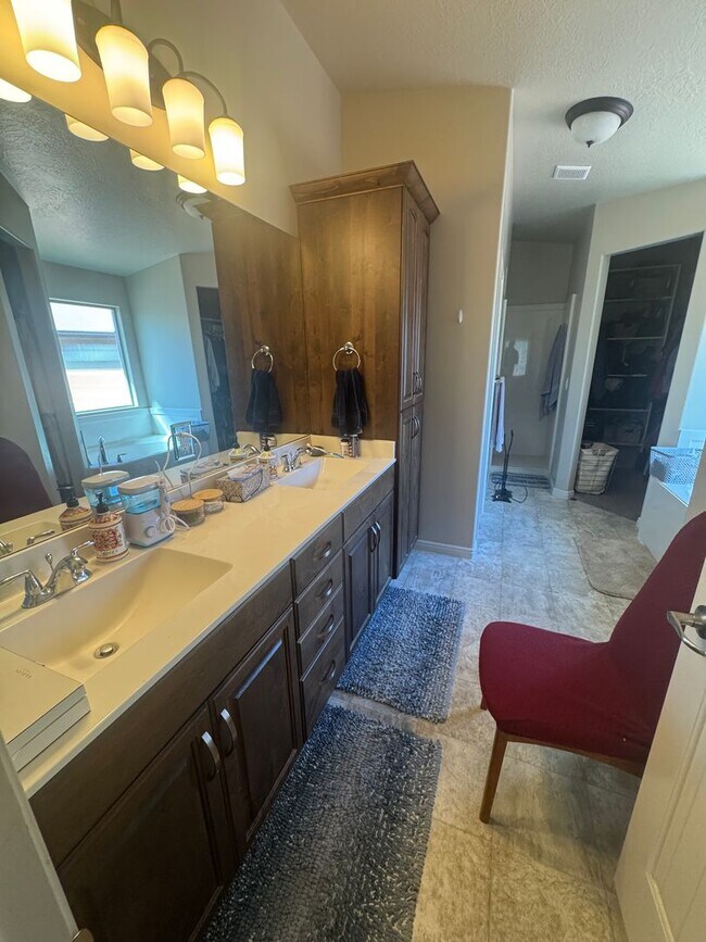 Building Photo - Lightly Furnished 4 Bed Home!