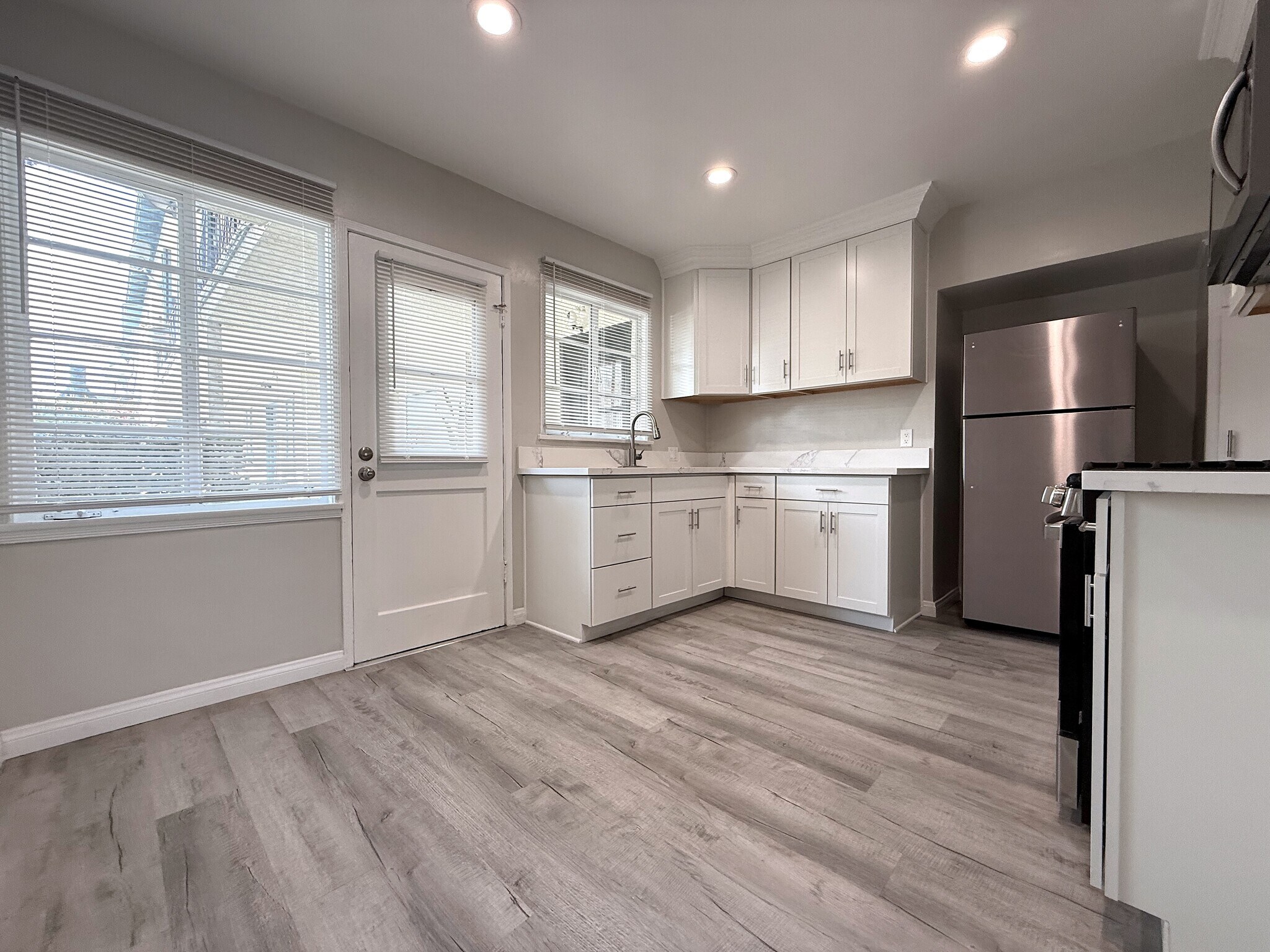 Building Photo - 5670 San Vicente Blvd