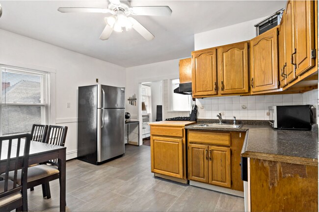 Building Photo - 1062 Saratoga St