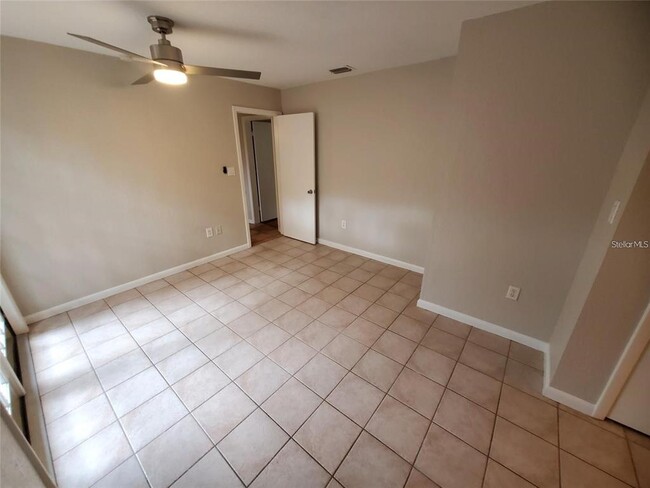 Building Photo - 1812 Pineview Cir