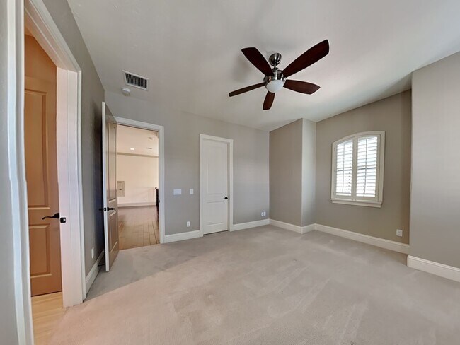 Building Photo - 1240 Poinsettia Ave