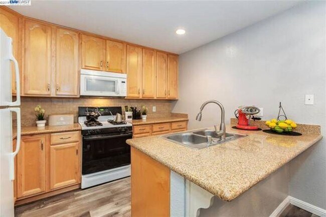 Building Photo - $2,490 - THE NICEST FIRST FLOOR CONDO IN P...