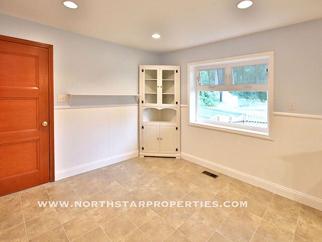 Building Photo - Great Lake Oswego Home Walking Distance to Everything