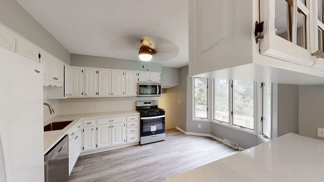 Building Photo - Available July – 4 Bed, 3 Bath Updated Hom...