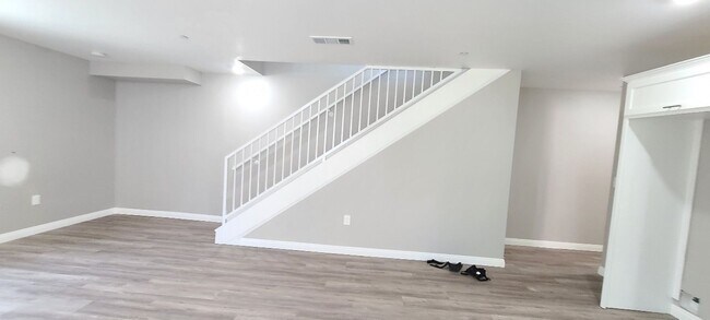 Building Photo - ROW (916)