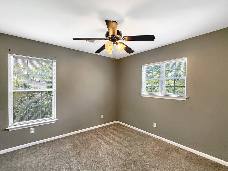 Building Photo - 21 Pine Forest Dr