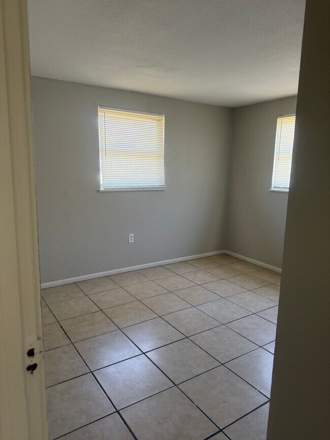 Building Photo - Palmetto Gardens 2/1 duplex