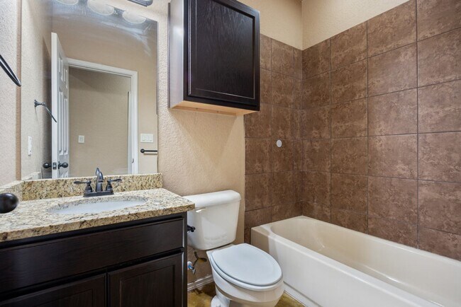 Building Photo - Nice 3 Bedroom Duplex located in New Braunfels!