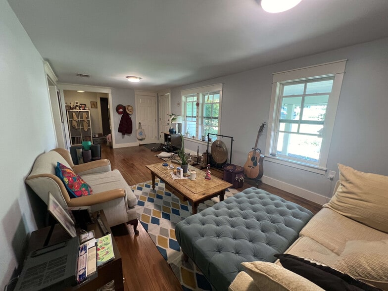 Building Photo - 1148 Lott Ave