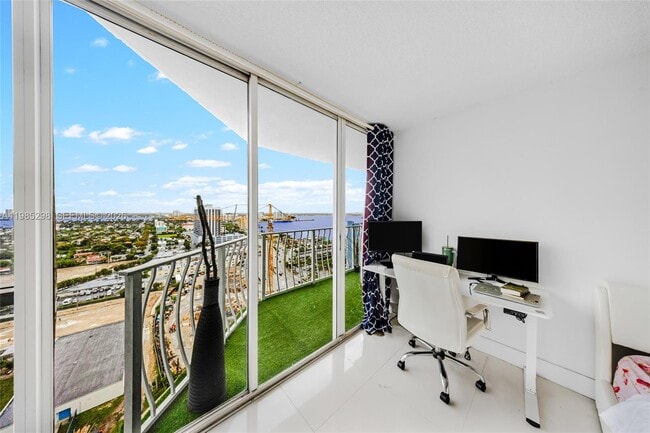 Building Photo - 7601 E Treasure Dr