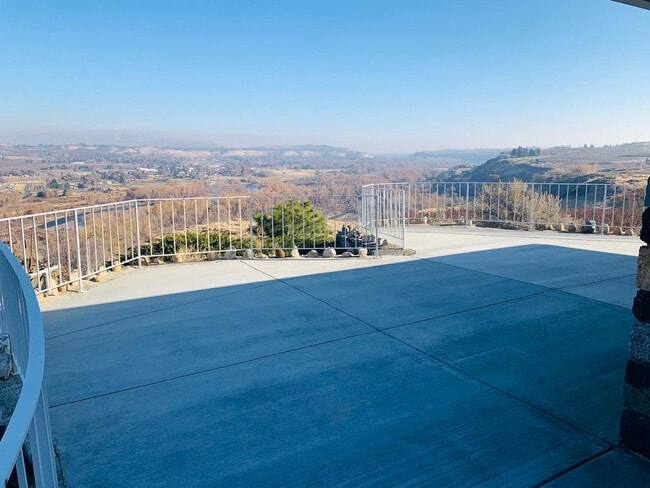 Building Photo - Beautiful 3-Bedroom Stunning Stone Home with Breathtaking Valley Views!