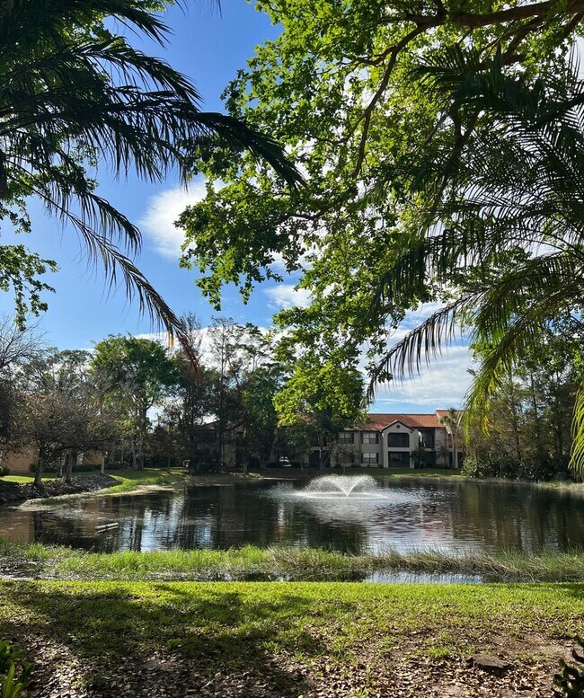 Building Photo - FULLY FURNISHED MAY AVAILABILITY - 1 Bed 1...