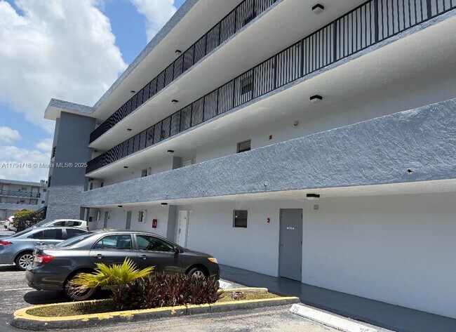 Building Photo - 6320 SW 138th Ct