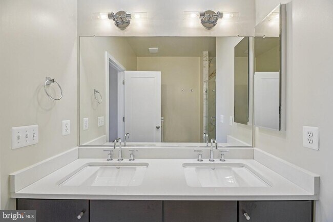 Building Photo - 5627 45th Ave