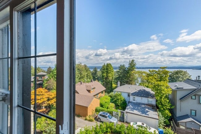 Building Photo - 4Bd/1.75Ba Seattle House