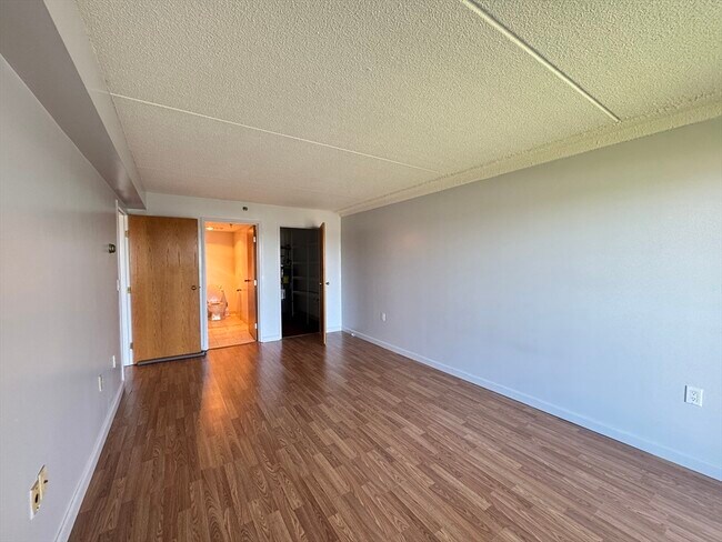 Building Photo - 200 Cove Way