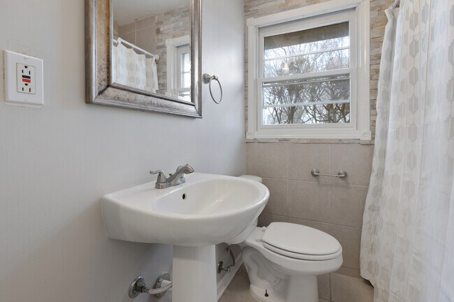 Building Photo - 2158 Pleasure View Rd