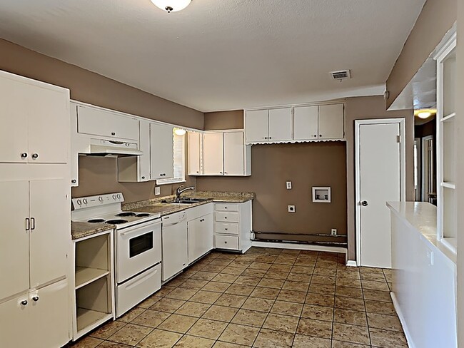 Building Photo - Adorable 4 Bedroom!!