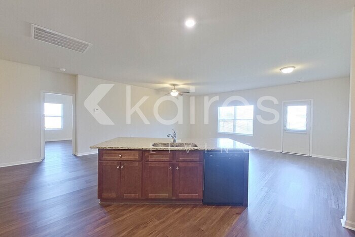 Building Photo - 10994 Lakeview Cir