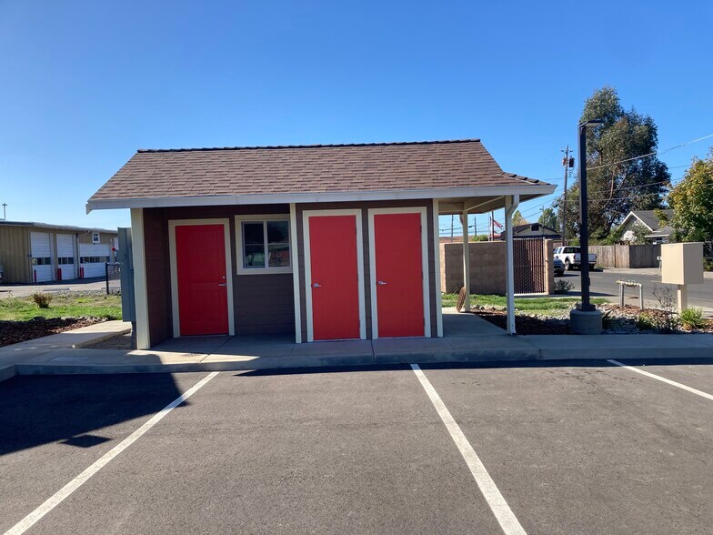 Laundry & Storage - 2042 Smith Ln