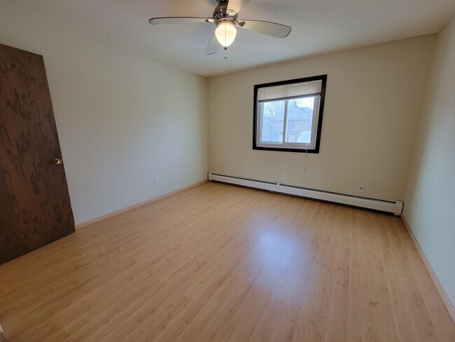Building Photo - Newly Updated 1 Br/1 Ba Condo w/Hdwd Flrs, SS Appl, AC, Off-St Parking in Uptown Mpls near Wedge ...