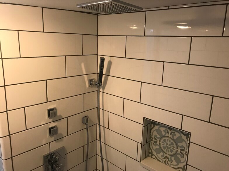 Building Photo - 325 S Main St