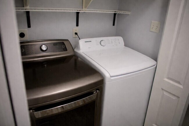 Building Photo - 427 Peyramale Ct