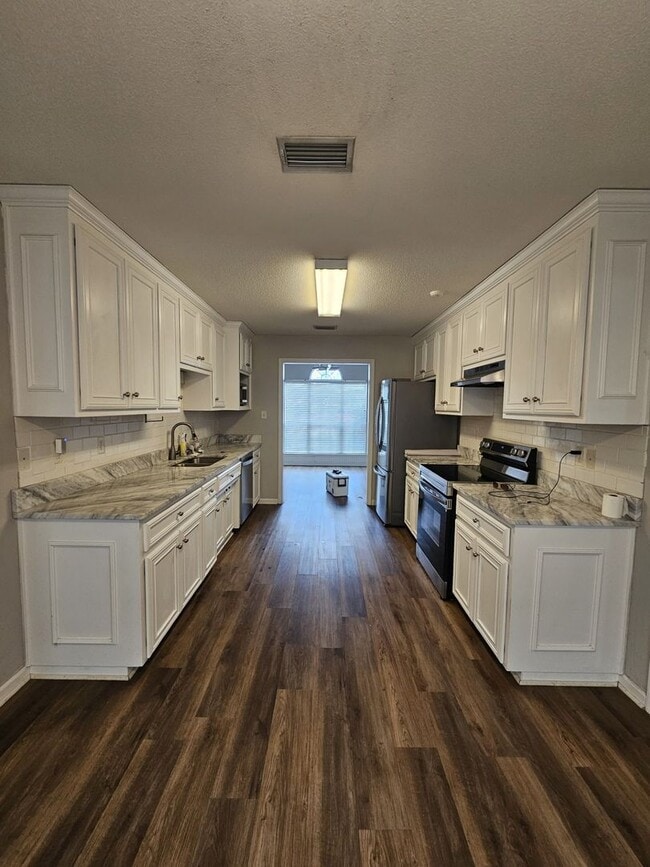 Building Photo - Charm & Convenience