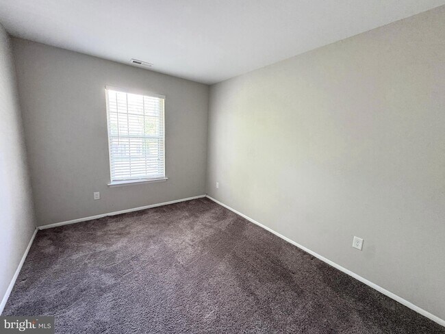 Building Photo - 560 Shetland Ct