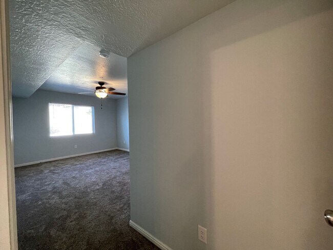 Building Photo - Remodeled 2 Bedroom 2 Bathroom Condo Near BYU