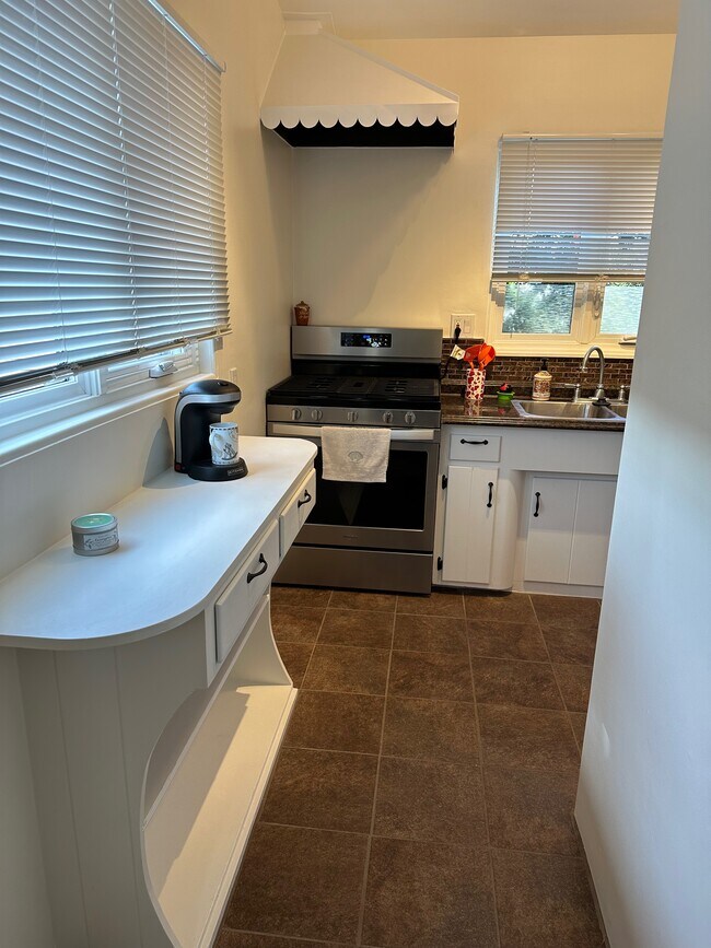 Building Photo - 4030 Haines St