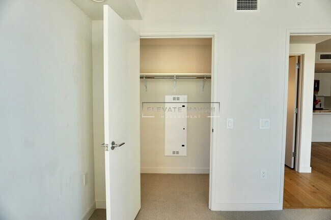 Building Photo - Available NOW - AE'O 1 BED 1 BATH w/ 1 COV...