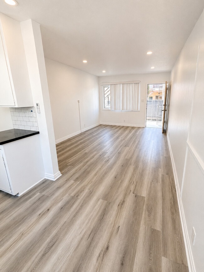 Large Living room - 7107 Coldwater Canyon Ave