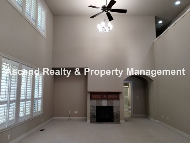 Building Photo - Elegant & Spacious 4 Bed & Bonus Home Buil...