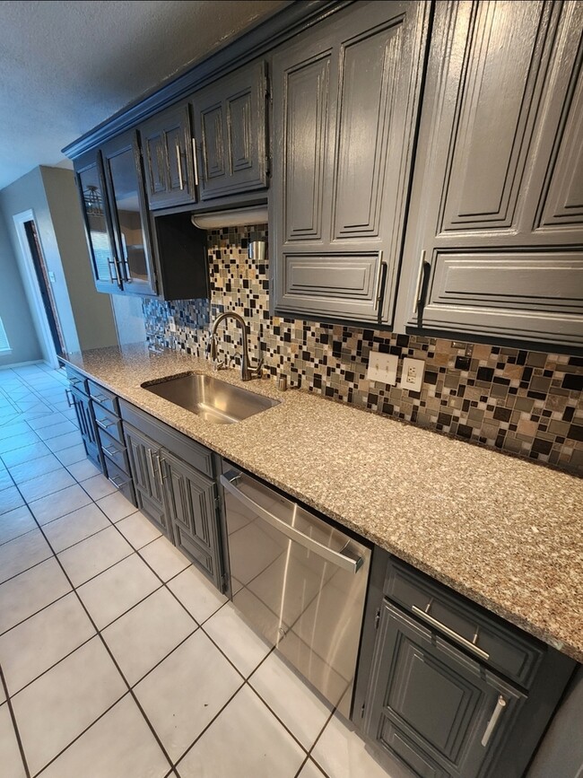 Building Photo - 3 bed 2 bath 2 car garage