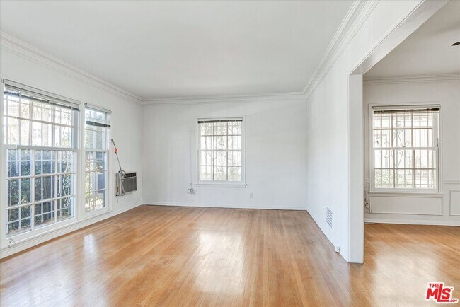 Primary Photo - 142 N Hamilton Dr