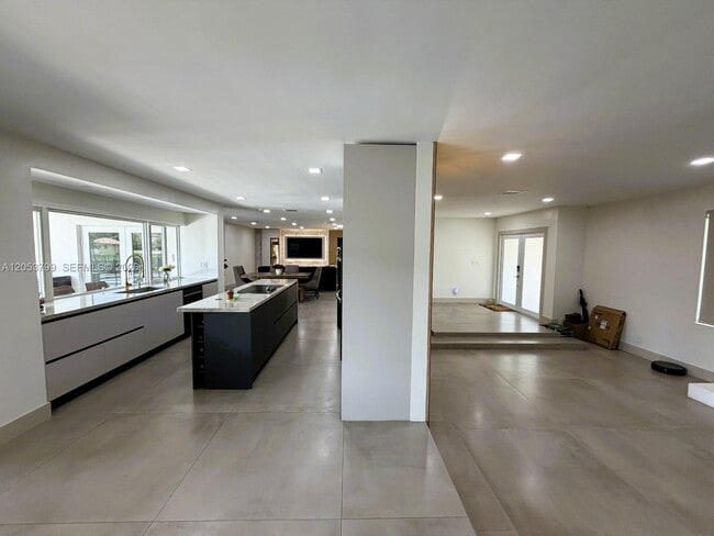 Building Photo - 10950 SW 40 Ct