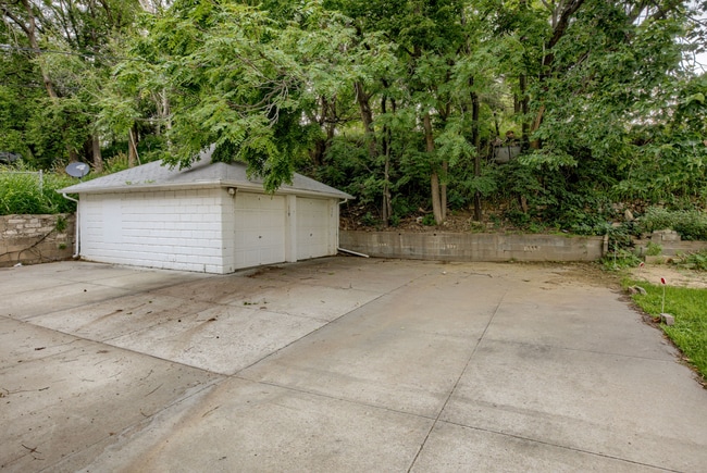Building Photo - Spacious 3 Bedroom Duplex in the Heart of Midtown Featuring Detached Garage!!