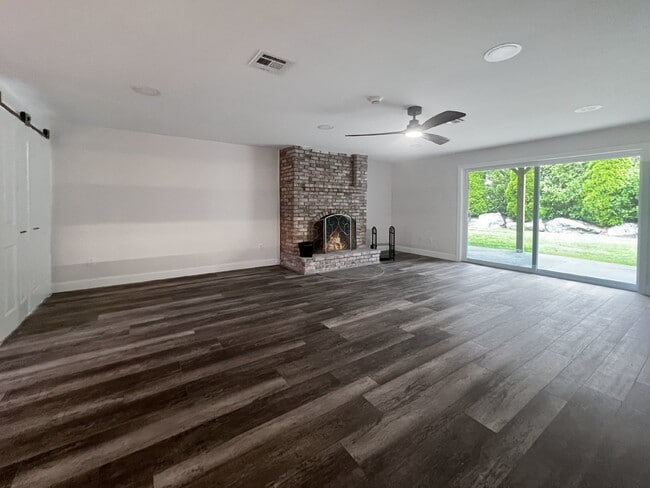 Building Photo - Gorgeous and newly renovated townhouse-sty...