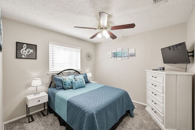 Building Photo - 1712 Meadowlane Terrace