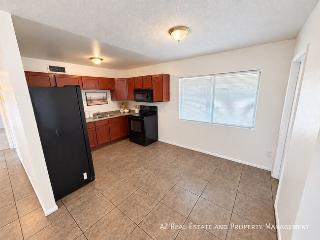 Building Photo - 4528 W Palm Ln
