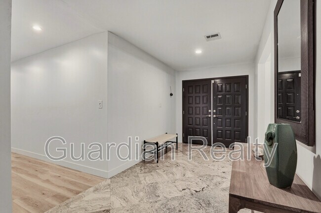 Building Photo - 3007 La Mesa Dr