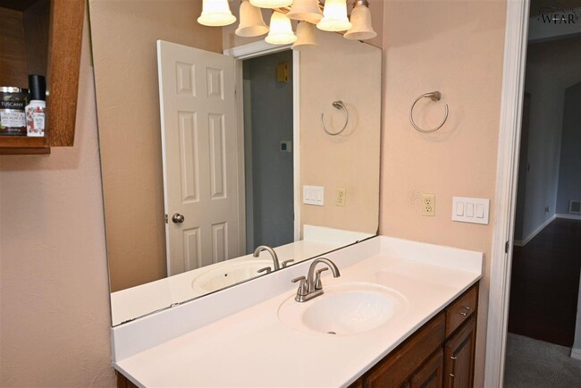 Building Photo - 907 Sugarbush Ln
